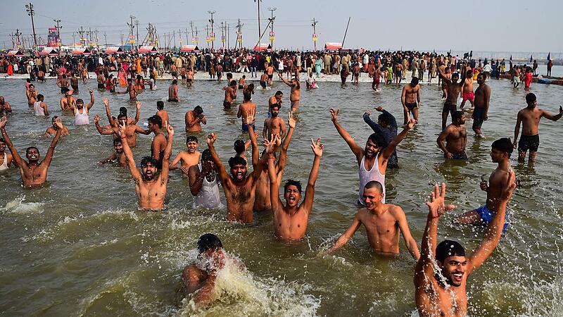 Zigtausende Hindus badeten im Ganges