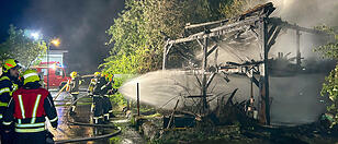 Stadel in Flammen: Feuerwehren verhindern Großbrand