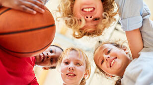 Gruppe Kinder bildet eine Basketball Mannschaft