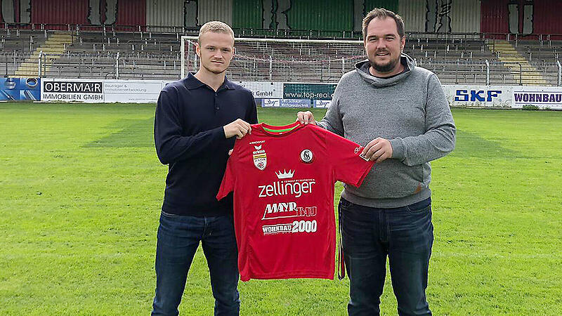 Julian Krenn, hier mit Jürgen Tröscher, sportlicher Leiter des SK Vorwärts Steyr, wechselt zu den Rot-Weißen.