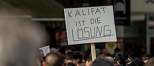 Schild bei Demonstration in Hamburg